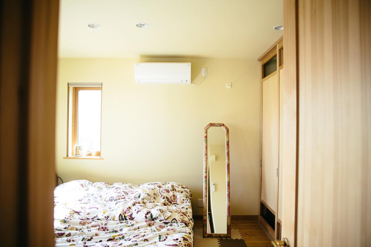 この家に唯一ついてるエアコンは2Fのご夫婦の寝室に設置。